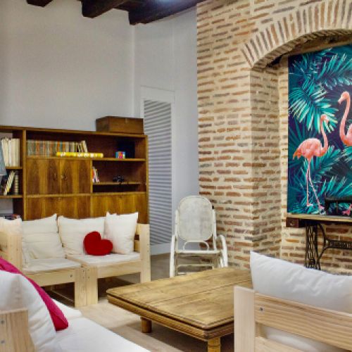 Salón con decoración colorida en el Hostel Palacio de Jabalquinto en León