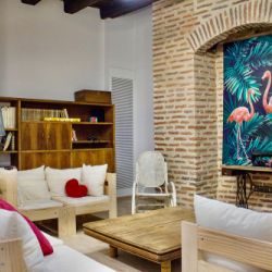 Salón con decoración colorida en el Hostel Palacio de Jabalquinto en León