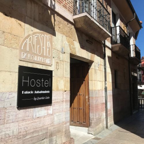 Fachada del Hostel Palacio de Jabalquinto en León