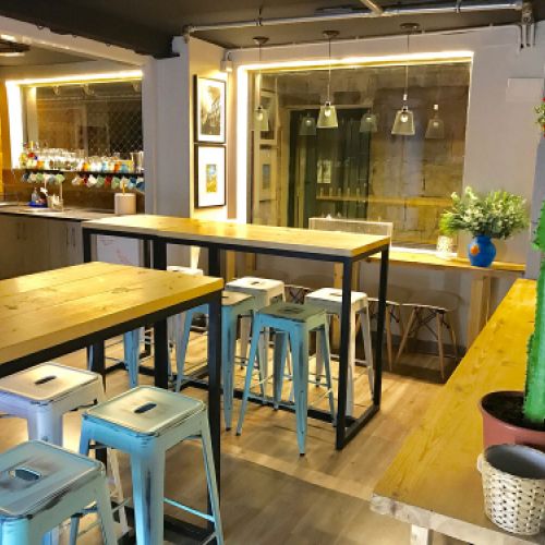 Zona de bar con estilo rústico juvenil del Hostel Qarter de Bilbao