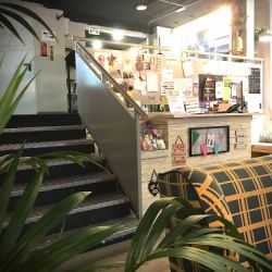 Interior y entrada con escaleras del Hostel Qarter de Bilbao