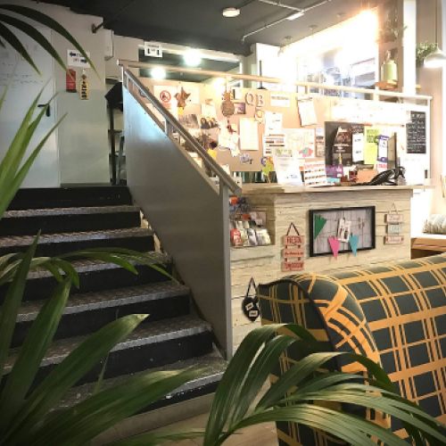 Interior y entrada con escaleras del Hostel Qarter de Bilbao